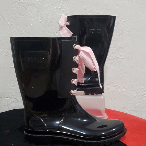 Valentino Red Glossy Rain Boots In Black with Pink Laces Size 37 Or 7 - Picture 1 of 10